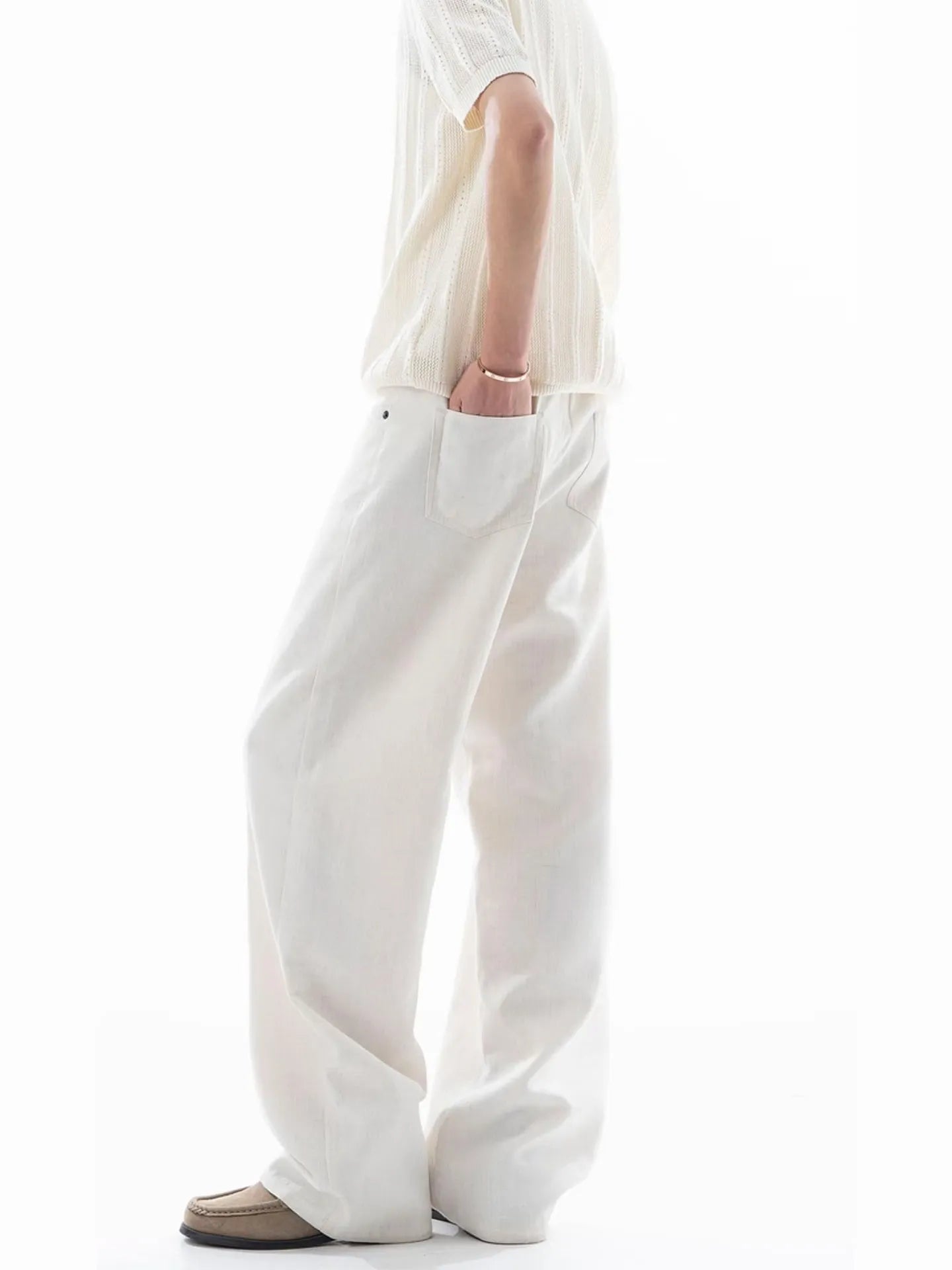 Men's linen trousers with a relaxed fit, perfect for summer; breathable fabric ideal for casual and work wear, featuring a comfortable style and versatile design. 1