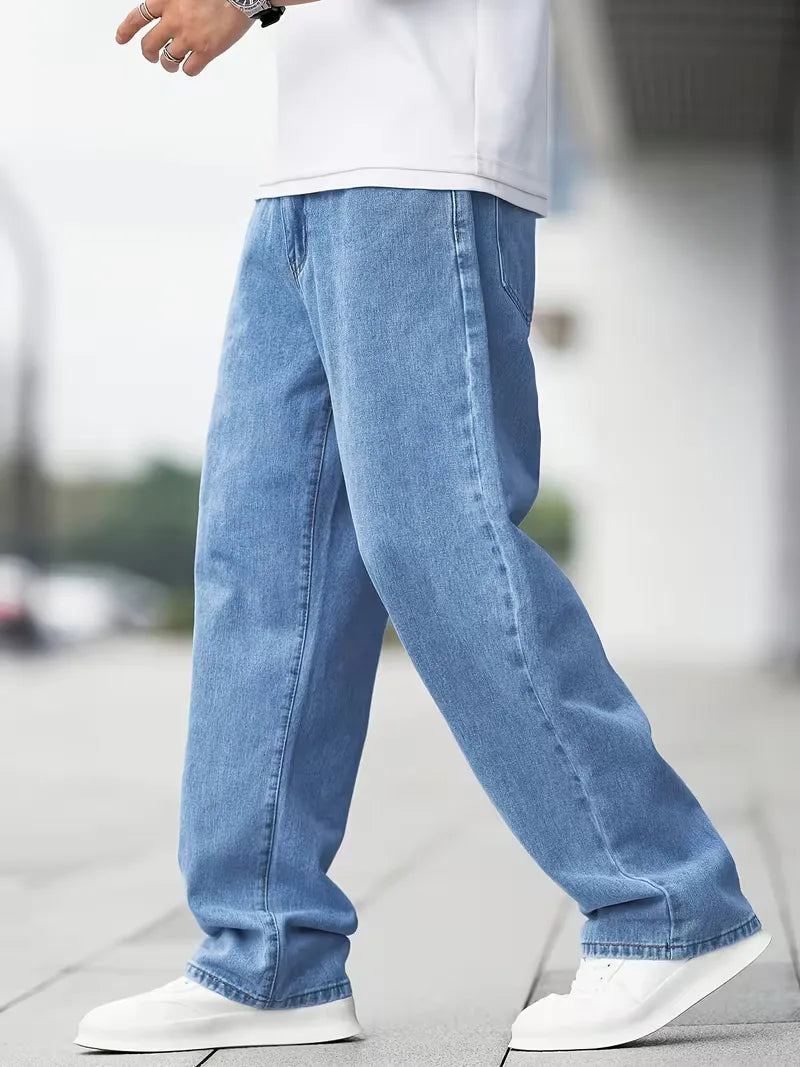 Men's mid-rise baggy jeans featuring a light wash and relaxed fit, perfect for casual wear and comfortable style. 2