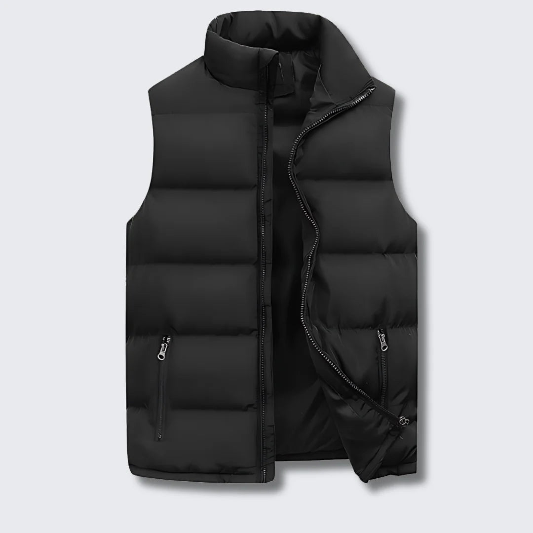 Men's quilted vest featuring functional pockets and a modern design, perfect for lightweight layering during transitional seasons. 0