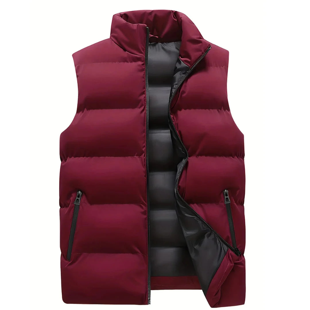 Men's quilted vest featuring functional pockets and a modern design, perfect for lightweight layering during transitional seasons. 3