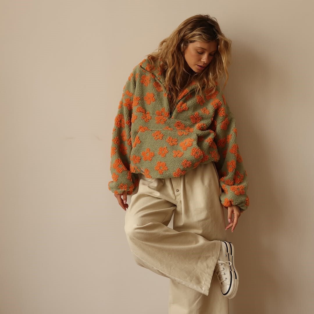 Oversized floral teddy fleece jacket with half zip featuring a retro daisy print and cozy texture, perfect for stylish warmth and comfort. 7