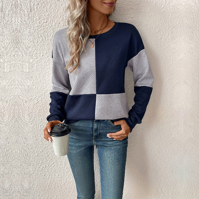 Relaxed sweatshirt featuring textured quilted fabric and a stylish color block check pattern, perfect for casual everyday wear. 2