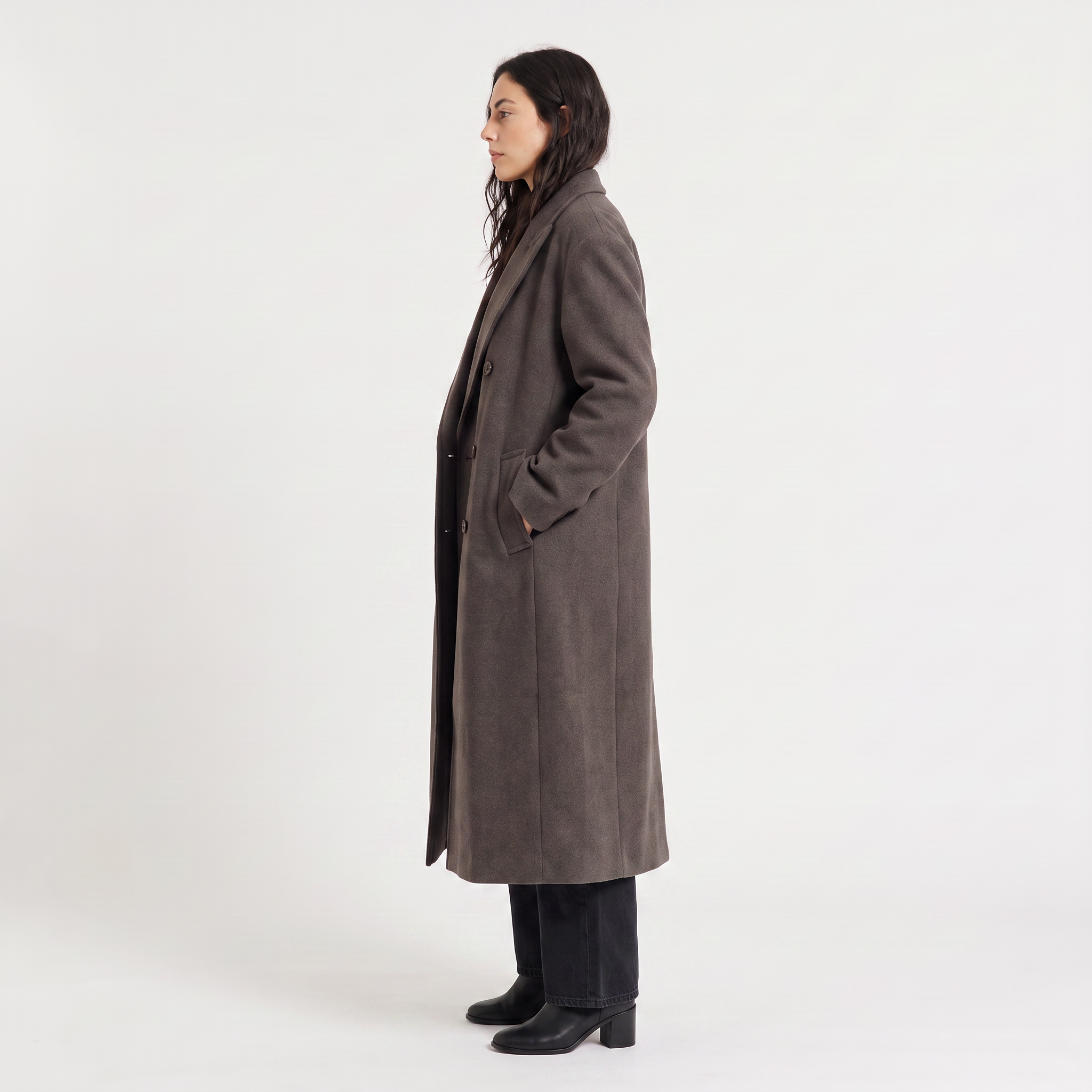 Women's oversized winter coat featuring a double-breasted closure and front pockets, designed for a relaxed fit and stylish warmth. 3