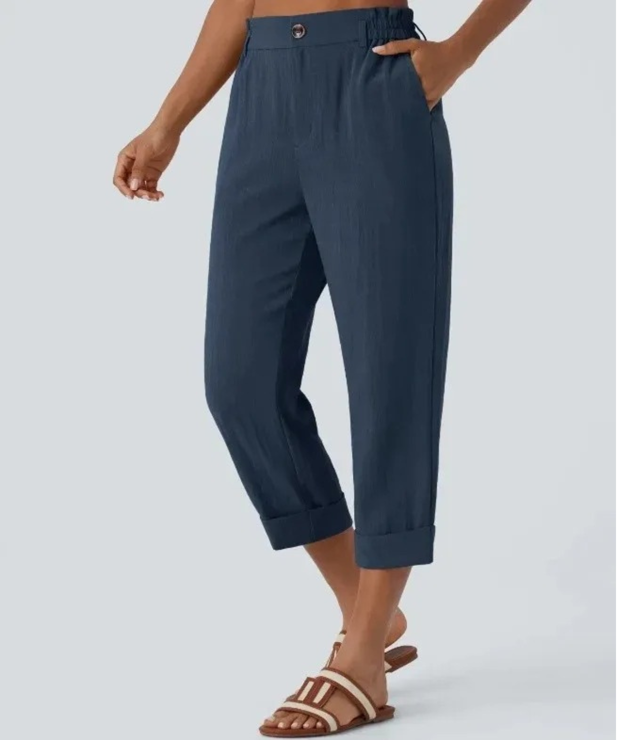 Women's cropped pants featuring a high-rise waistband made from a breathable cotton-linen blend, ideal for casual wear and stylish comfort. 2