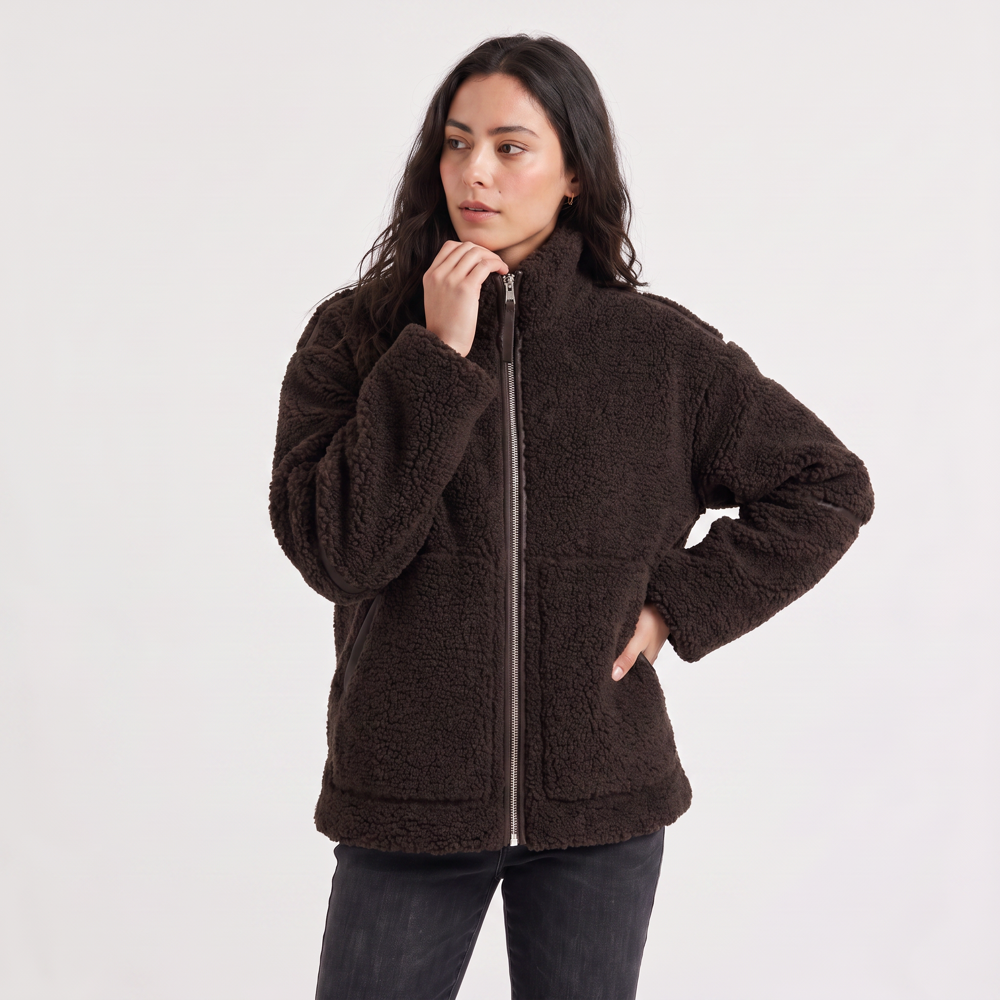 Women's Teddy Fleece Jacket in oversized fit with full-length zip and front pockets, perfect for cozy layering in colder weather. 7