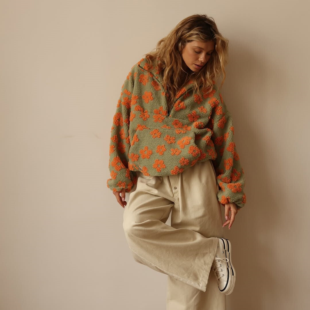 Fleece sweater for women featuring a relaxed fit, made from ultra-soft sherpa fabric with a stylish floral pattern. 6