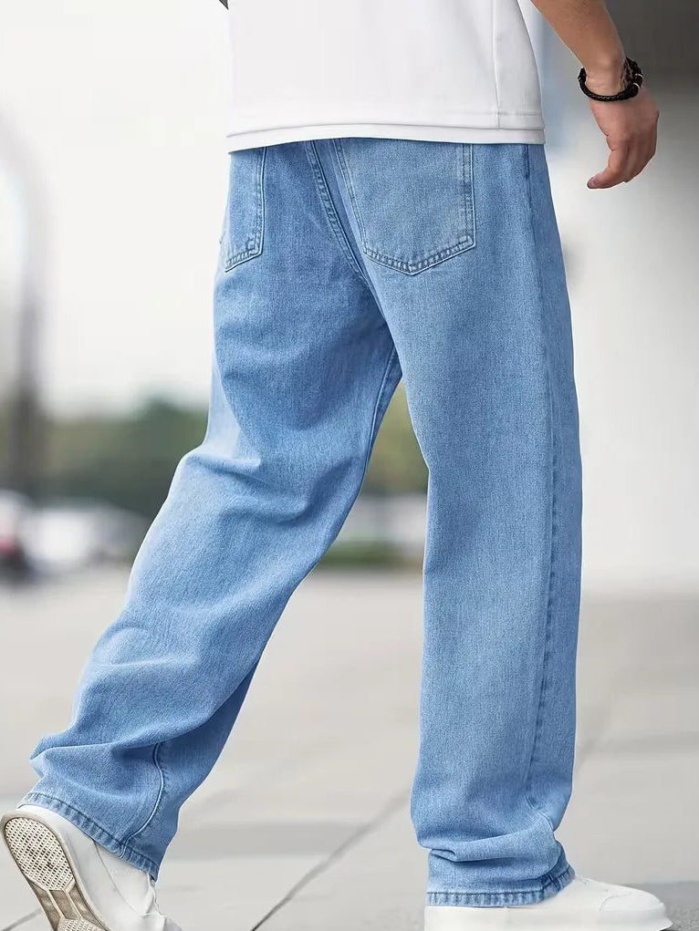 Men's mid-rise baggy jeans featuring a light wash and relaxed fit, perfect for casual wear and comfortable style. 3