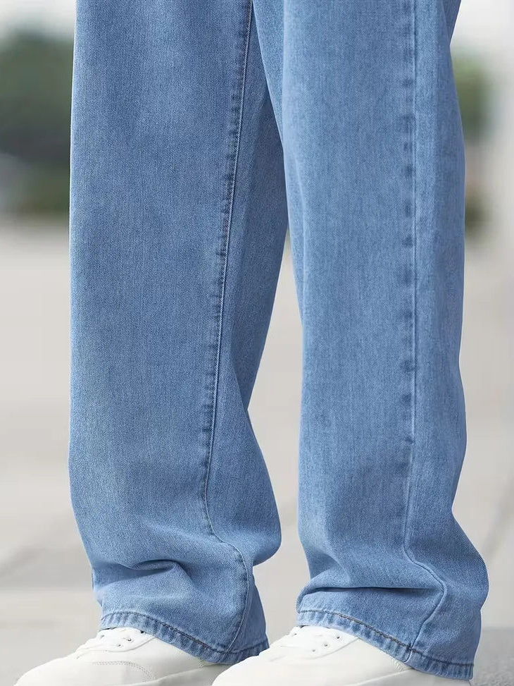 Men's mid-rise baggy jeans featuring a light wash and relaxed fit, perfect for casual wear and comfortable style. 4