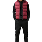 Men's quilted vest featuring functional pockets and a modern design, perfect for lightweight layering during transitional seasons. 4
