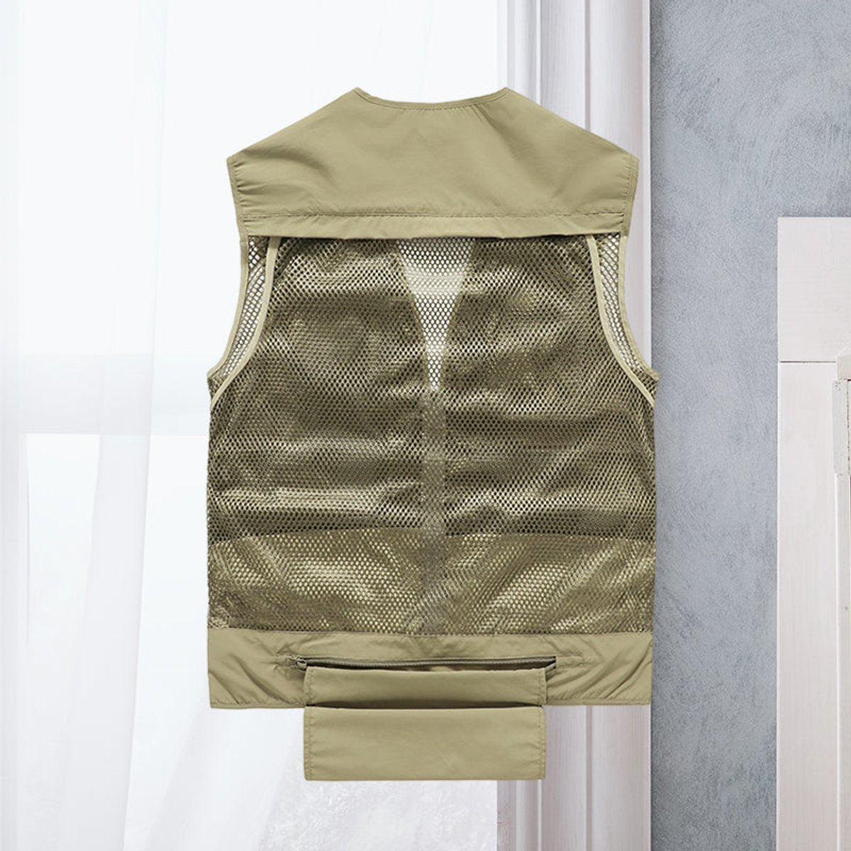 Men's lightweight polyester vest featuring a breathable mesh back and multi-pocket design, ideal for outdoor activities such as hiking, camping, and fishing. 1