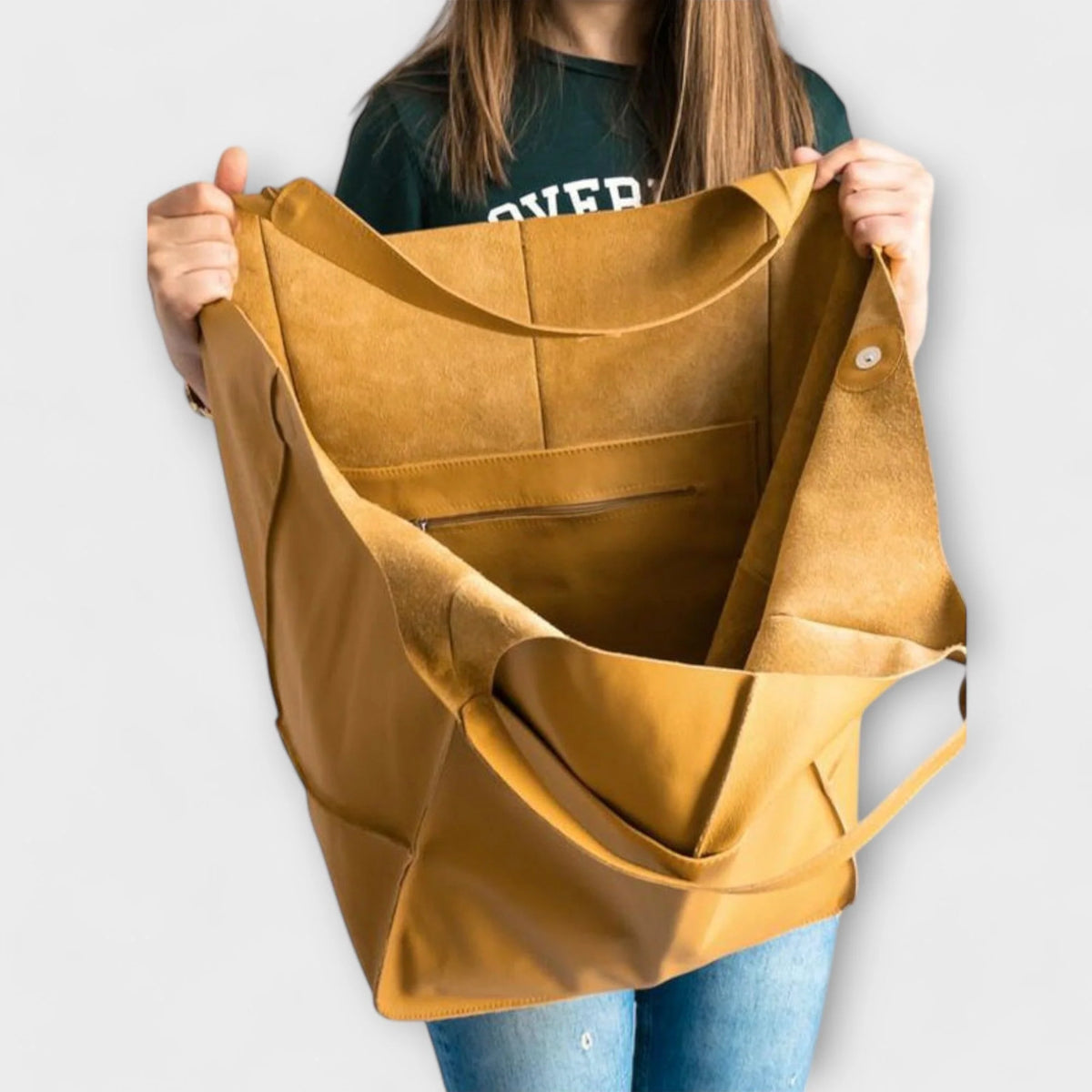 Oversized weekend bag in durable PU leather featuring a versatile design, perfect for stylish travel as a shoulder bag for women. 2