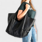 Oversized weekend bag in durable PU leather featuring a versatile design, perfect for stylish travel as a shoulder bag for women. 3