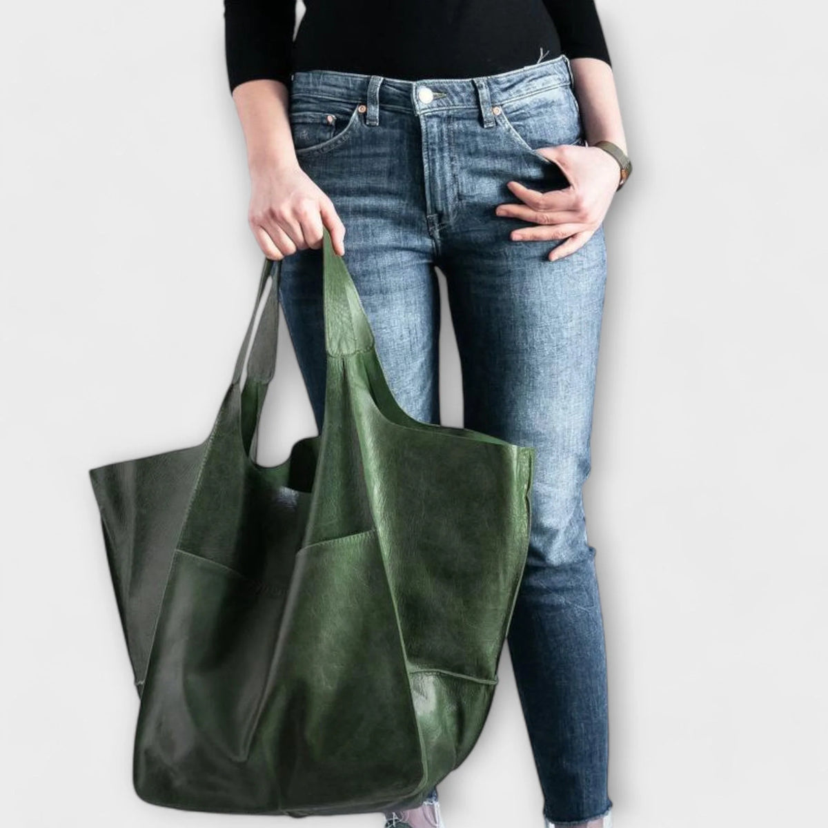 Oversized weekend bag in durable PU leather featuring a versatile design, perfect for stylish travel as a shoulder bag for women. 7