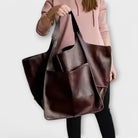 Oversized weekend bag in durable PU leather featuring a versatile design, perfect for stylish travel as a shoulder bag for women. 8