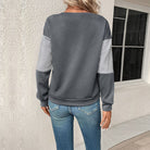 Relaxed sweatshirt featuring textured quilted fabric and a stylish color block check pattern, perfect for casual everyday wear. 1