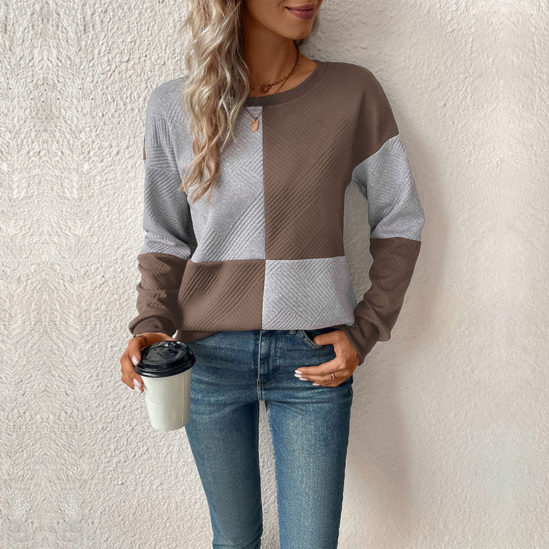 Relaxed sweatshirt featuring textured quilted fabric and a stylish color block check pattern, perfect for casual everyday wear. 3
