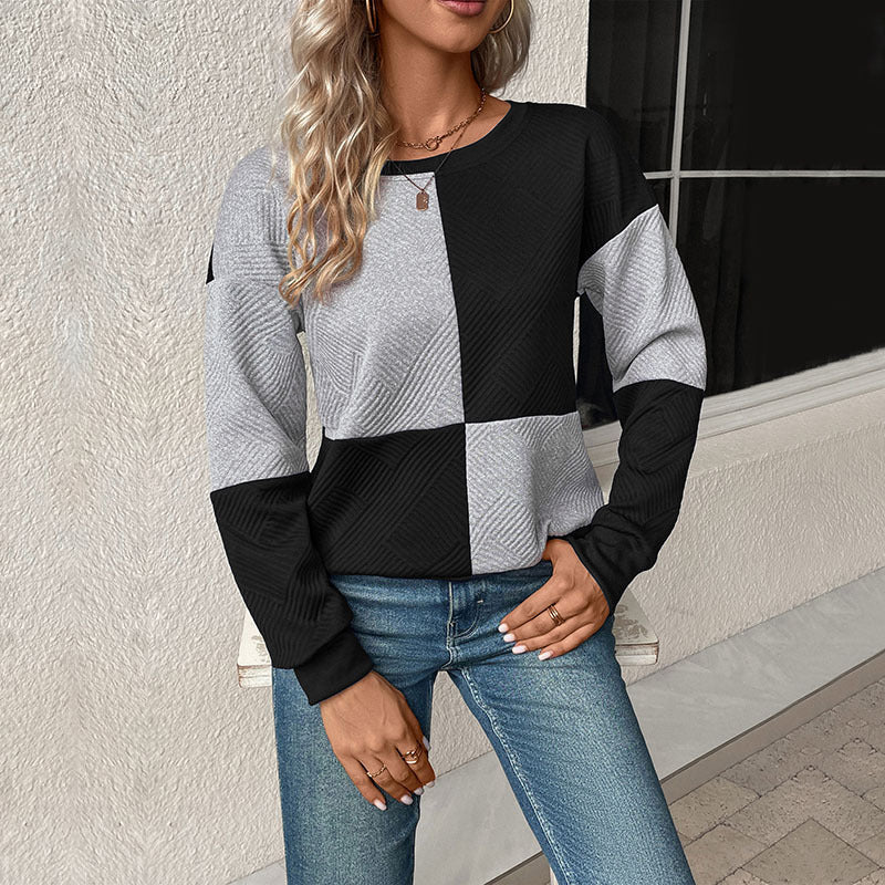 Relaxed sweatshirt featuring textured quilted fabric and a stylish color block check pattern, perfect for casual everyday wear. 4