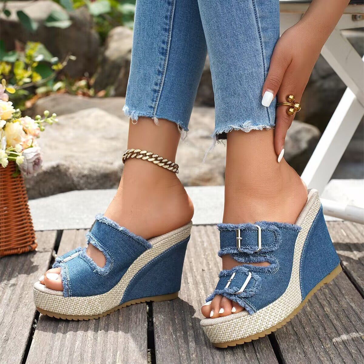 Wedge sandals for women featuring adjustable straps and cushioned comfort, designed with a modern fray edge for stylish summer wear. 4