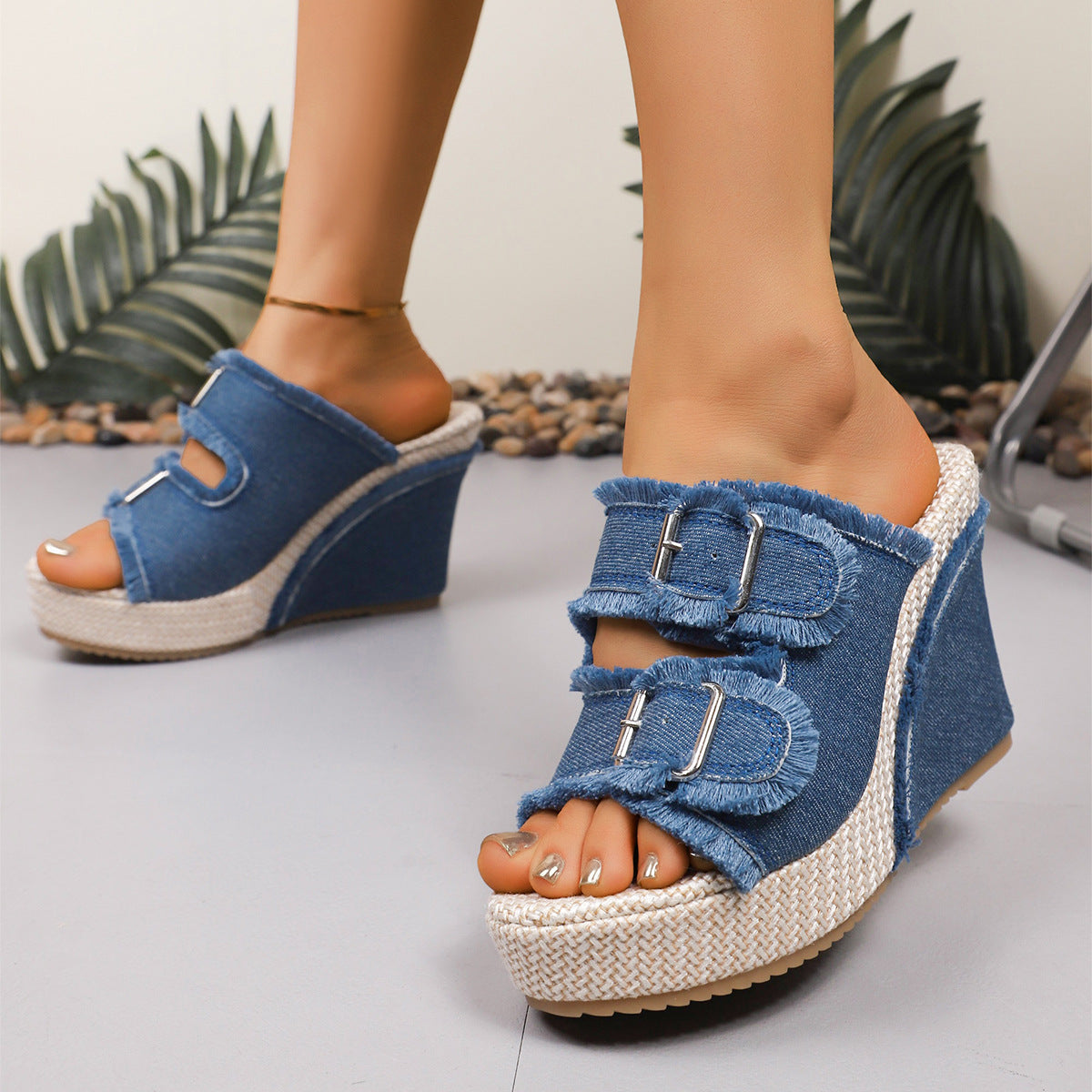 Wedge sandals for women featuring adjustable straps and cushioned comfort, designed with a modern fray edge for stylish summer wear. 7