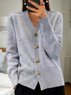 Women's lightweight cardigan featuring a secure fastener and soft knit blend, perfect for everyday wear and versatile layering options. 2