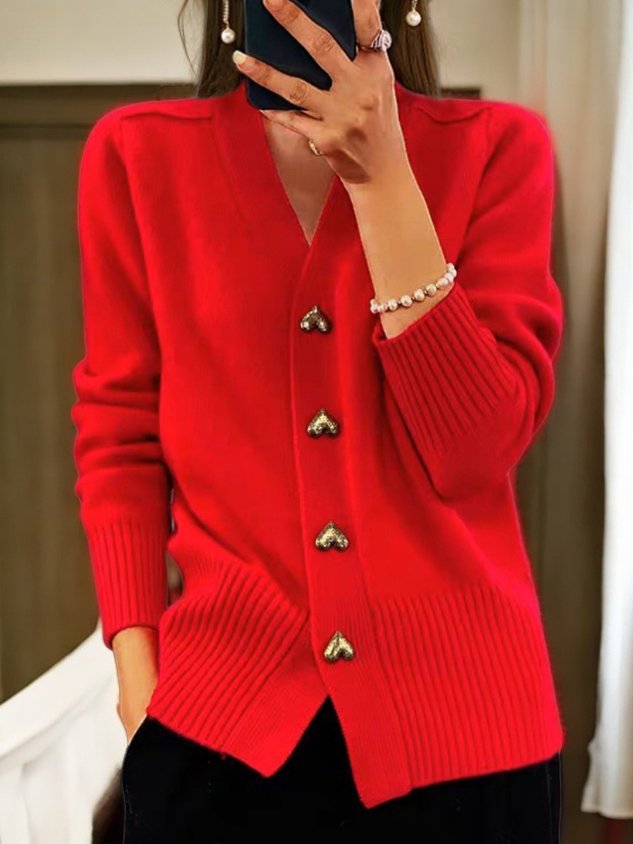 Women's lightweight cardigan featuring a secure fastener and soft knit blend, perfect for everyday wear and versatile layering options. 4