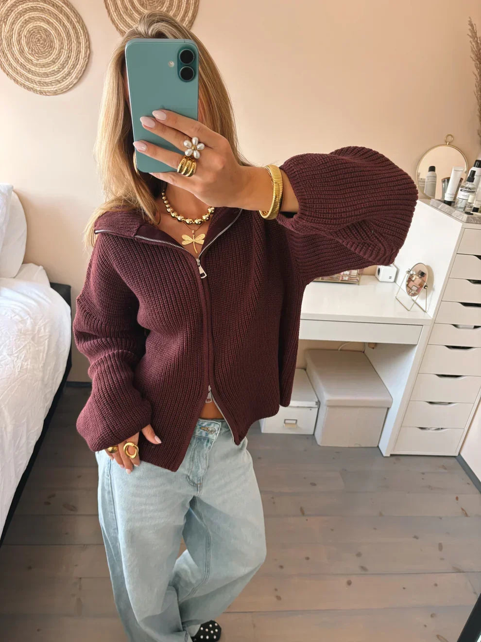 Women's oversized chunky knit cardigan featuring a zip-up front and stylish balloon sleeves, perfect for cozy and fashionable layering. 2