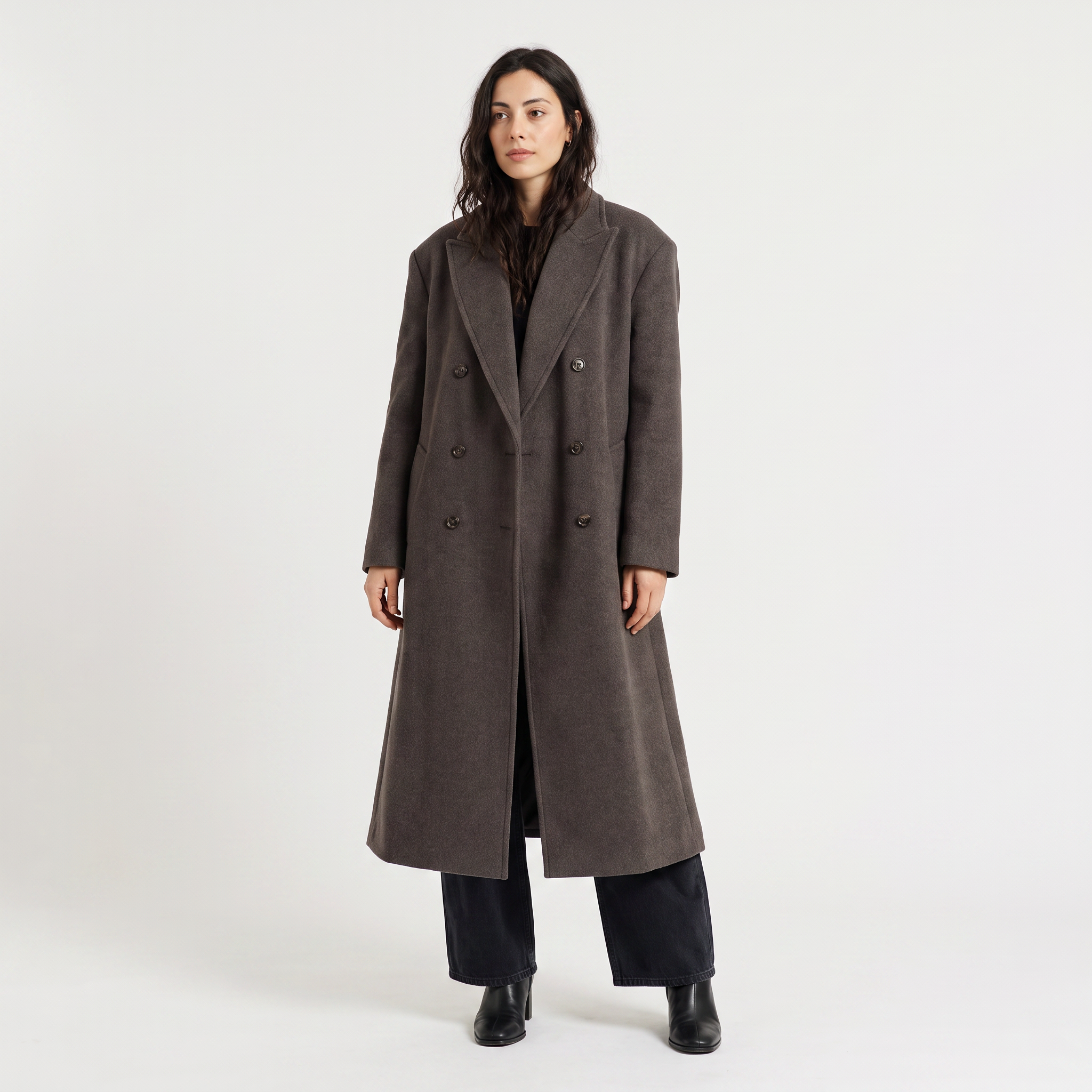 Women's oversized winter coat featuring a double-breasted closure and front pockets, designed for a relaxed fit and stylish warmth. 0