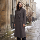 Women's oversized winter coat featuring a double-breasted closure and front pockets, designed for a relaxed fit and stylish warmth. 1