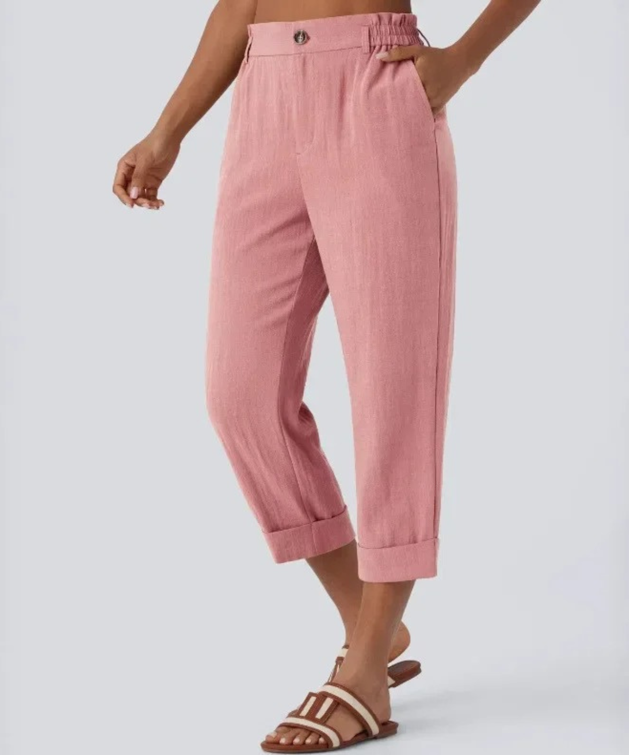 Women's cropped pants featuring a high-rise waistband made from a breathable cotton-linen blend, ideal for casual wear and stylish comfort. 3