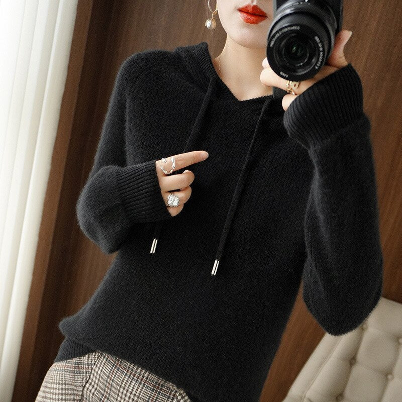 Women's cozy hoodie featuring a drawstring and ribbed cuffs, perfect for a relaxed fit in fall and winter. 1