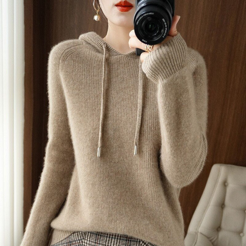 Women's cozy hoodie featuring a drawstring and ribbed cuffs, perfect for a relaxed fit in fall and winter. 3