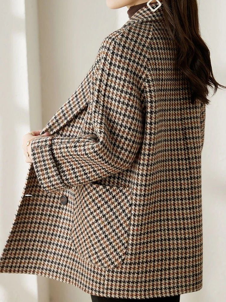 Women's oversized blazer coat featuring a stylish double-breasted closure in houndstooth wool-effect tweed, perfect for a chic and sophisticated look. 3