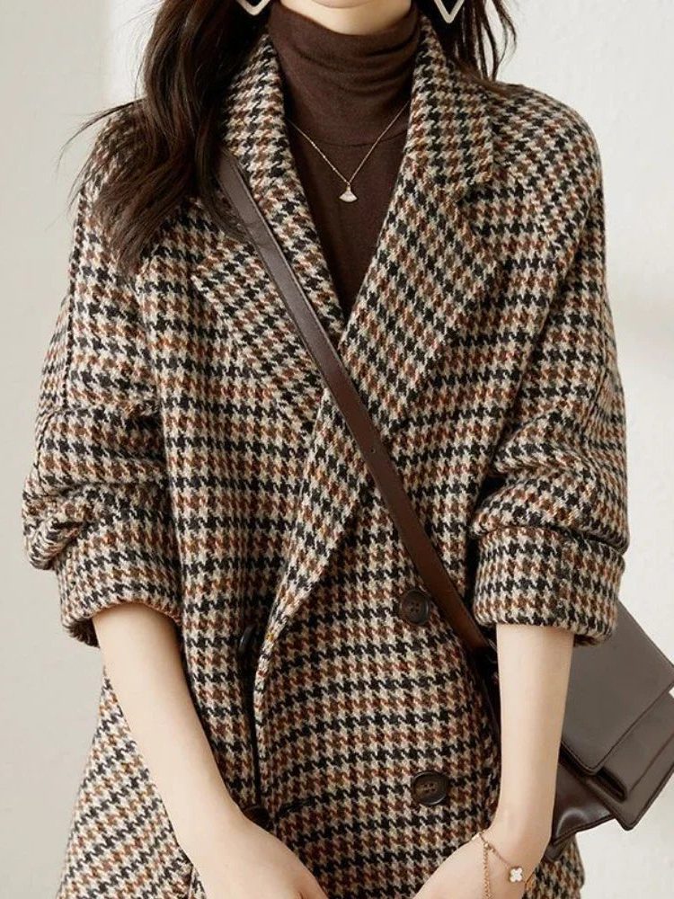 Women's oversized blazer coat featuring a stylish double-breasted closure in houndstooth wool-effect tweed, perfect for a chic and sophisticated look. 5