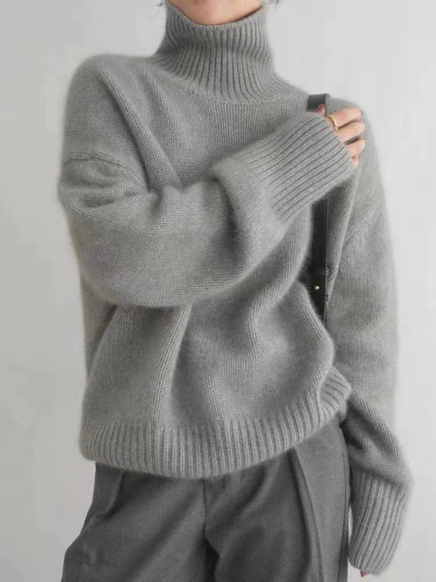 Women's oversized cashmere sweater featuring a cozy turtleneck design, crafted from soft knit fabric for ultimate comfort and warmth. 2
