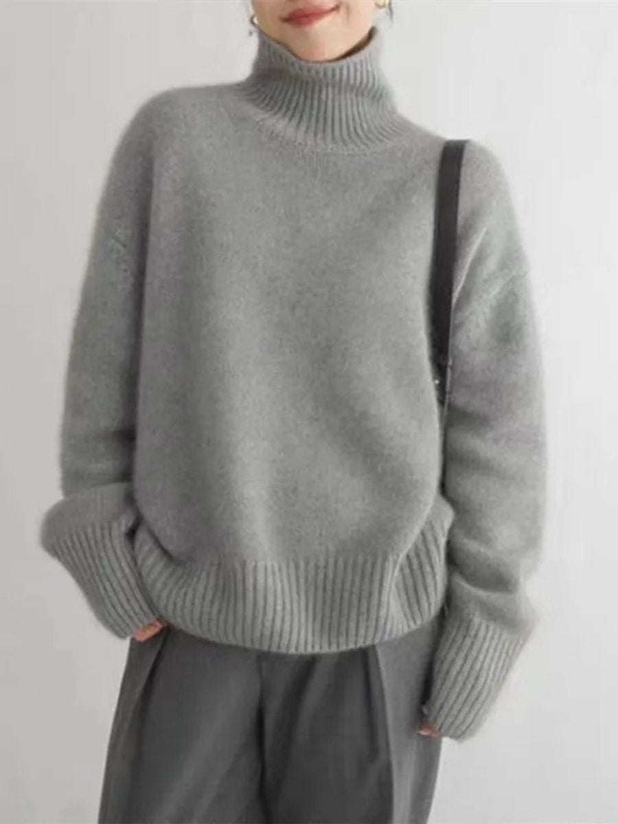 Women's oversized cashmere sweater featuring a cozy turtleneck design, crafted from soft knit fabric for ultimate comfort and warmth. 3