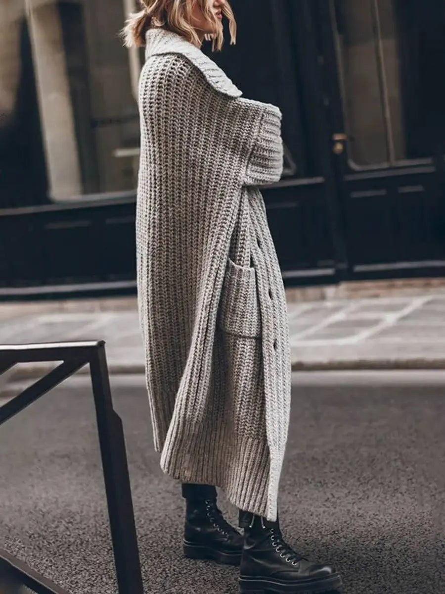 Women's oversized chunky knit cardigan featuring a longline hem and drop-shoulder design, perfect for cozy layering in cooler weather. 2