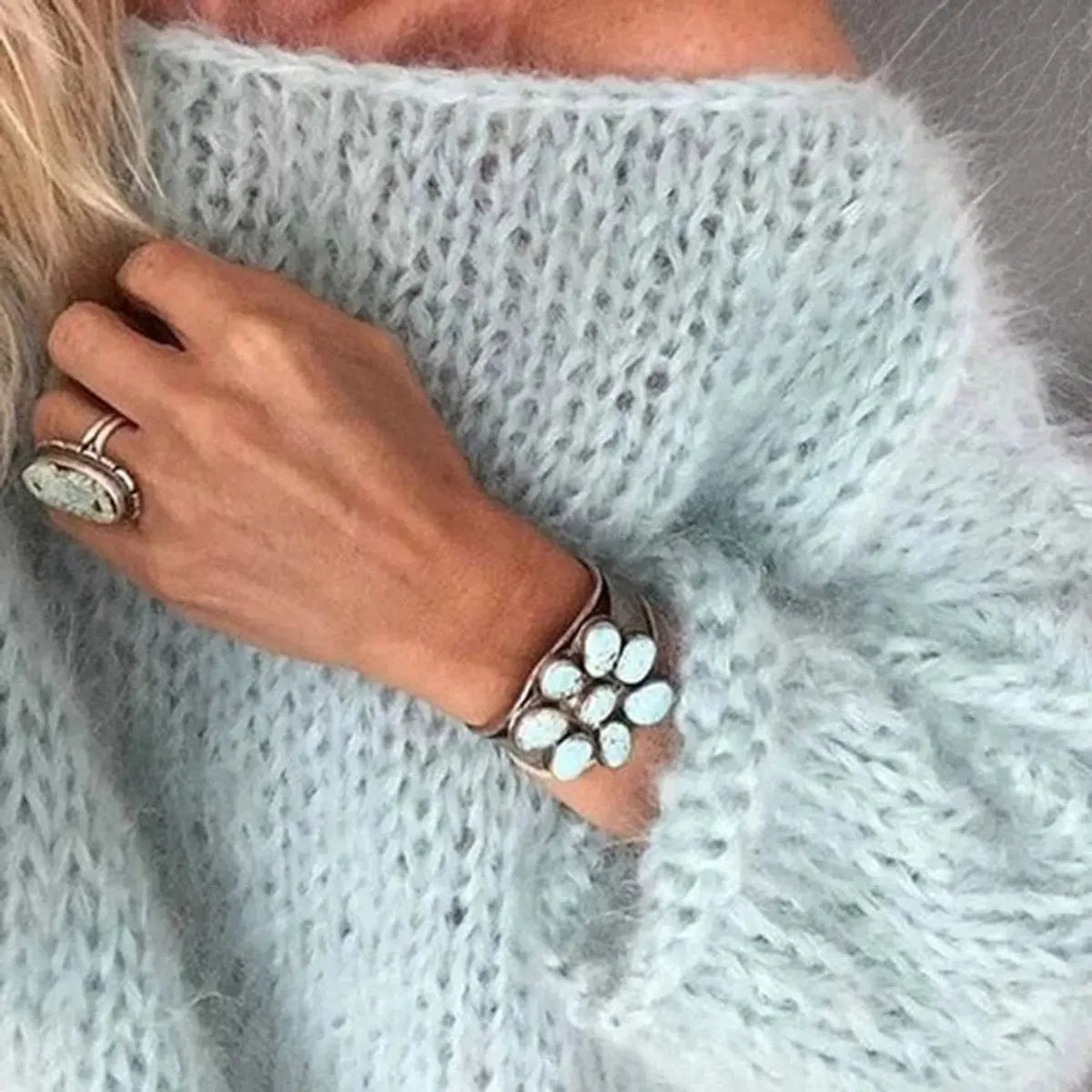 Women's oversized sweater in a soft mohair blend, perfect for cozy winter comfort with a relaxed fit and stylish knit design. 4