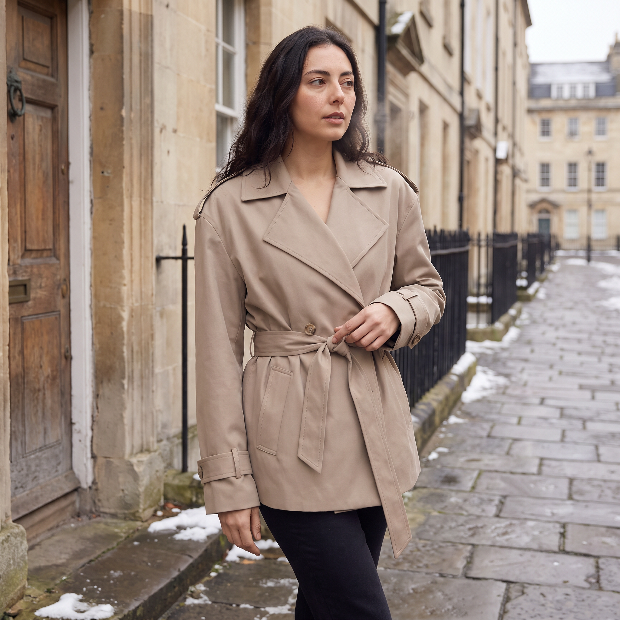 Women's oversized trench coat featuring a structured design, made from a warm wool blend, perfect for casual and smart-casual outfits. 1