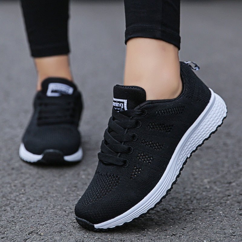 Women's sneakers featuring arch support and breathable mesh, designed for comfort and optimal airflow, ideal walking shoes for women with a wide toe box. 3