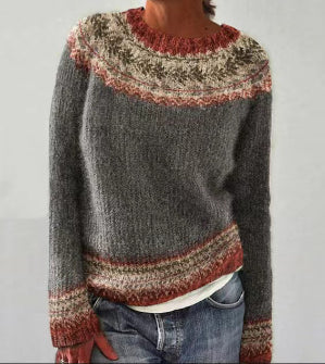 Women's relaxed fit sweater with crew neck, featuring a soft fabric ideal for both casual and office wear, available in versatile colors. 3