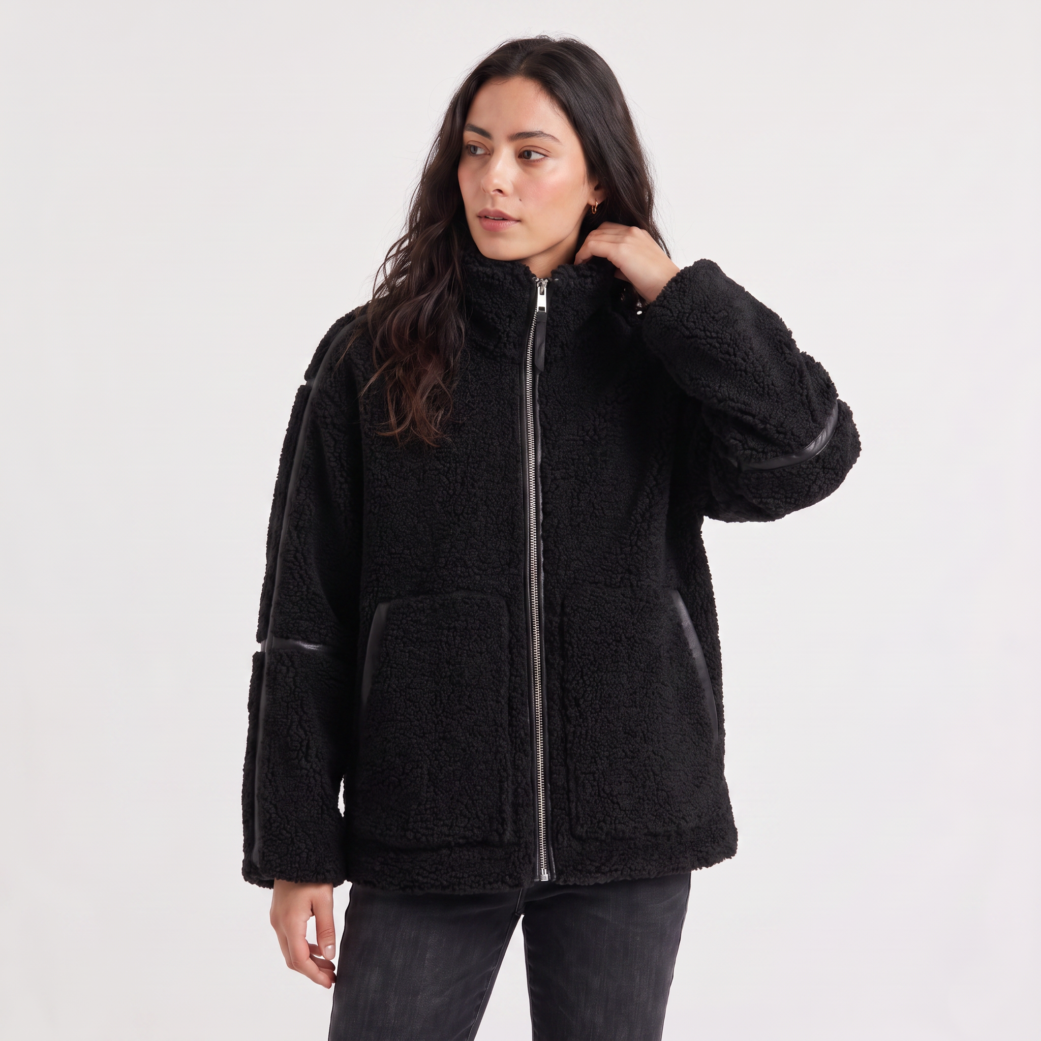 Women's Teddy Fleece Jacket in oversized fit with full-length zip and front pockets, perfect for cozy layering in colder weather. 6