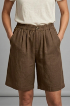 Womens linen shorts featuring an elastic waist and side pockets, designed for a relaxed fit perfect for warm weather. 11