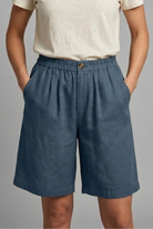 Womens linen shorts featuring an elastic waist and side pockets, designed for a relaxed fit perfect for warm weather. 6