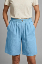 Womens linen shorts featuring an elastic waist and side pockets, designed for a relaxed fit perfect for warm weather. 8